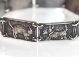 Vintage zilveren armband met katten en honden.