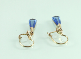 Antieke gouden oorbellen met blauwe steen