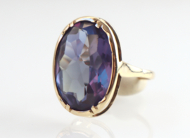 Gouden ring met kleur veranderende saffier