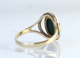 Gouden ring met cabochon malachiet