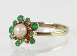 Gouden ring met parel en groen emaille
