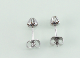 Witgouden oorknoppen met diamant