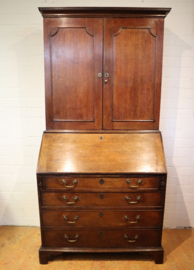 Antieke secretaire met boekenopstand, 18e eeuw.