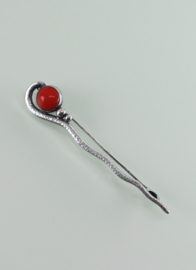 Gehamerde zilveren broche bloedkoraal Art Deco ca. 1930