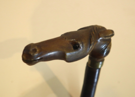 Antieke wandelstok met handvat paard