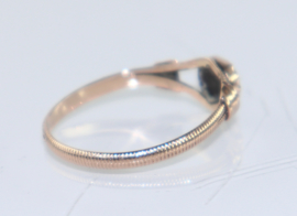 Antieke Nederlandse gouden ring met facetgeslepen granaat, 19e eeuw