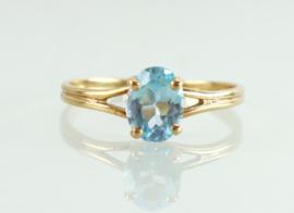 Franse gouden ring met ovale blauwe topaas