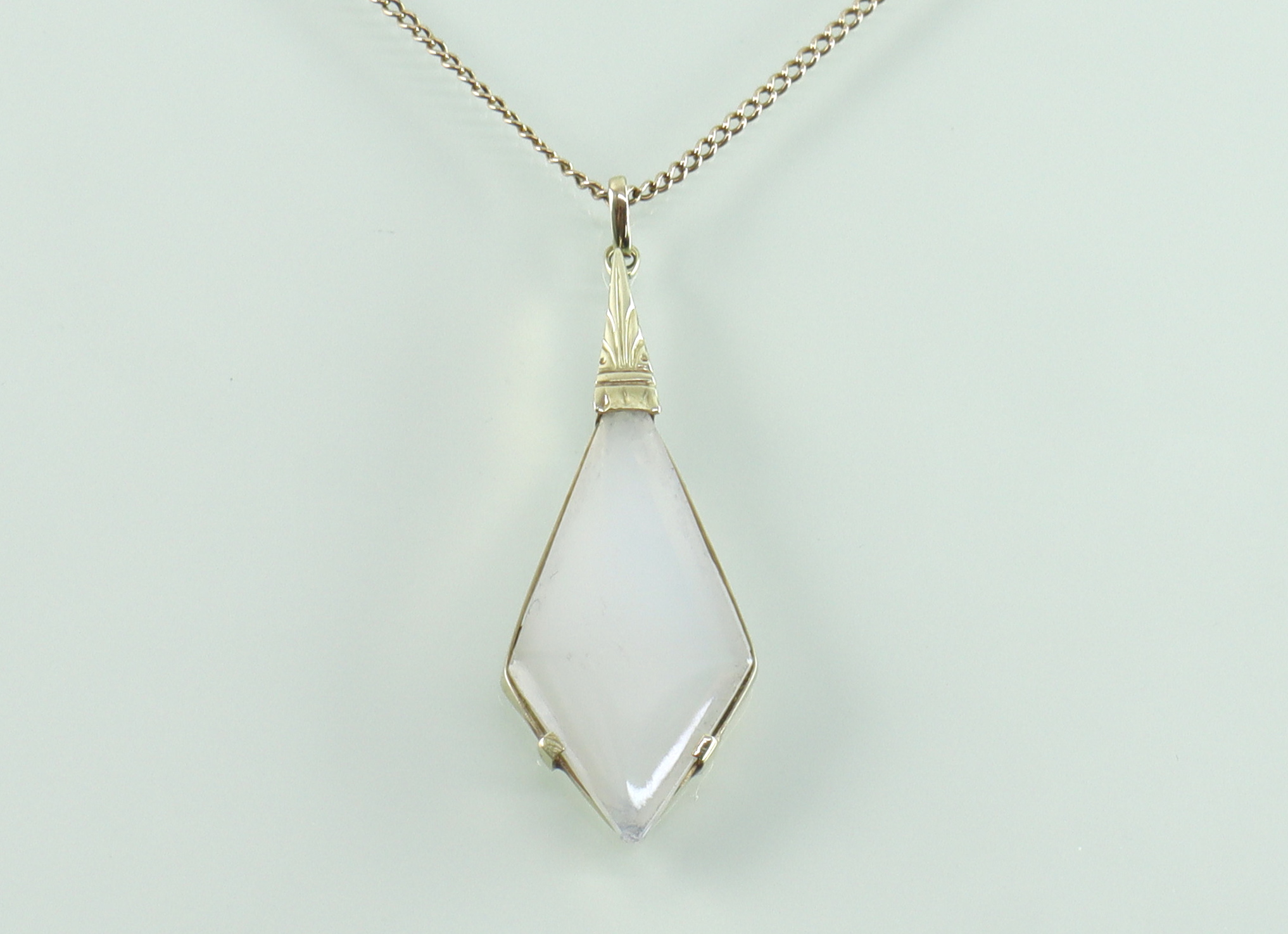 Art Deco gouden hanger maansteen aan collier