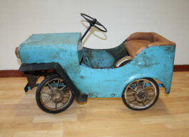 Oude ijzeren trapauto jaren '50