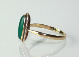 Antieke gouden ring met cabuchon geslepen groene edelsteen