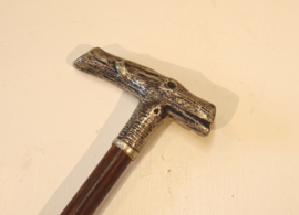 Antieke wandelstok met zilveren handvat
