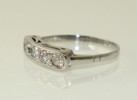 Witgouden Art Deco rijring met vijf oudslijpsel diamanten