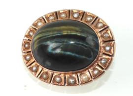 Antieke gouden broche met valkenoog en zaadparels.