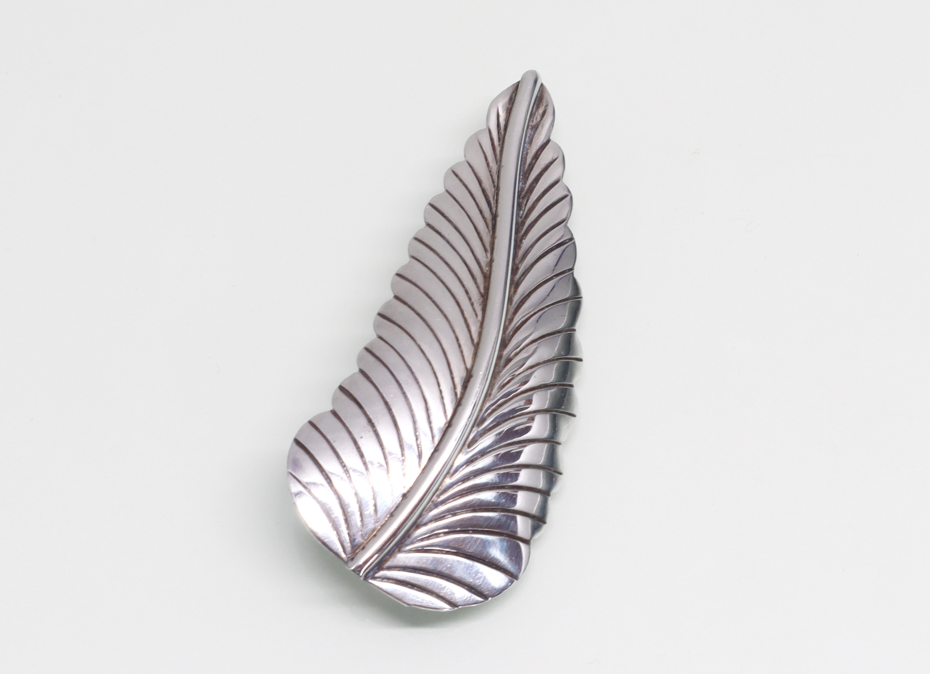 Zilveren hanger broche veer