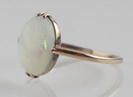 Antieke gouden ring met fraaie opaal