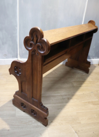 Antieke kerkbank met gotisch snijwerk