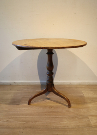 Antieke Engelse tilttoptafel