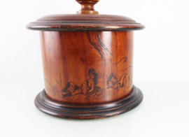 Antieke houten tabakspot met decoratie