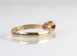 18 karaat gouden ring met solitair robijn