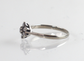 Witgouden ring met diamant in de vorm van een bloem