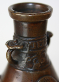 Paar antieke bronzen miniatuur vaasjes