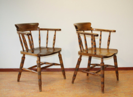 Twee Engelse Windsor Smokers chairs