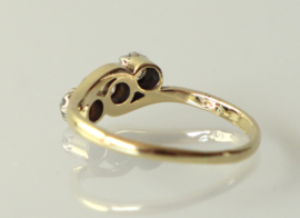 Antieke 14 karaat gouden slagring met 3 roosdiamanten