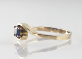 Antieke roodgouden ring met saffier