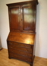 Antiek secretaire met boekenopstand, 18e eeuw.