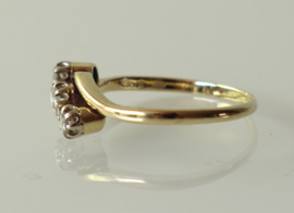 Antieke 14 karaat gouden slagring met 3 roosdiamanten