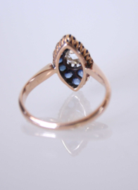 Antieke rosé-gouden ring met roosgeslepen diamant en saffieren