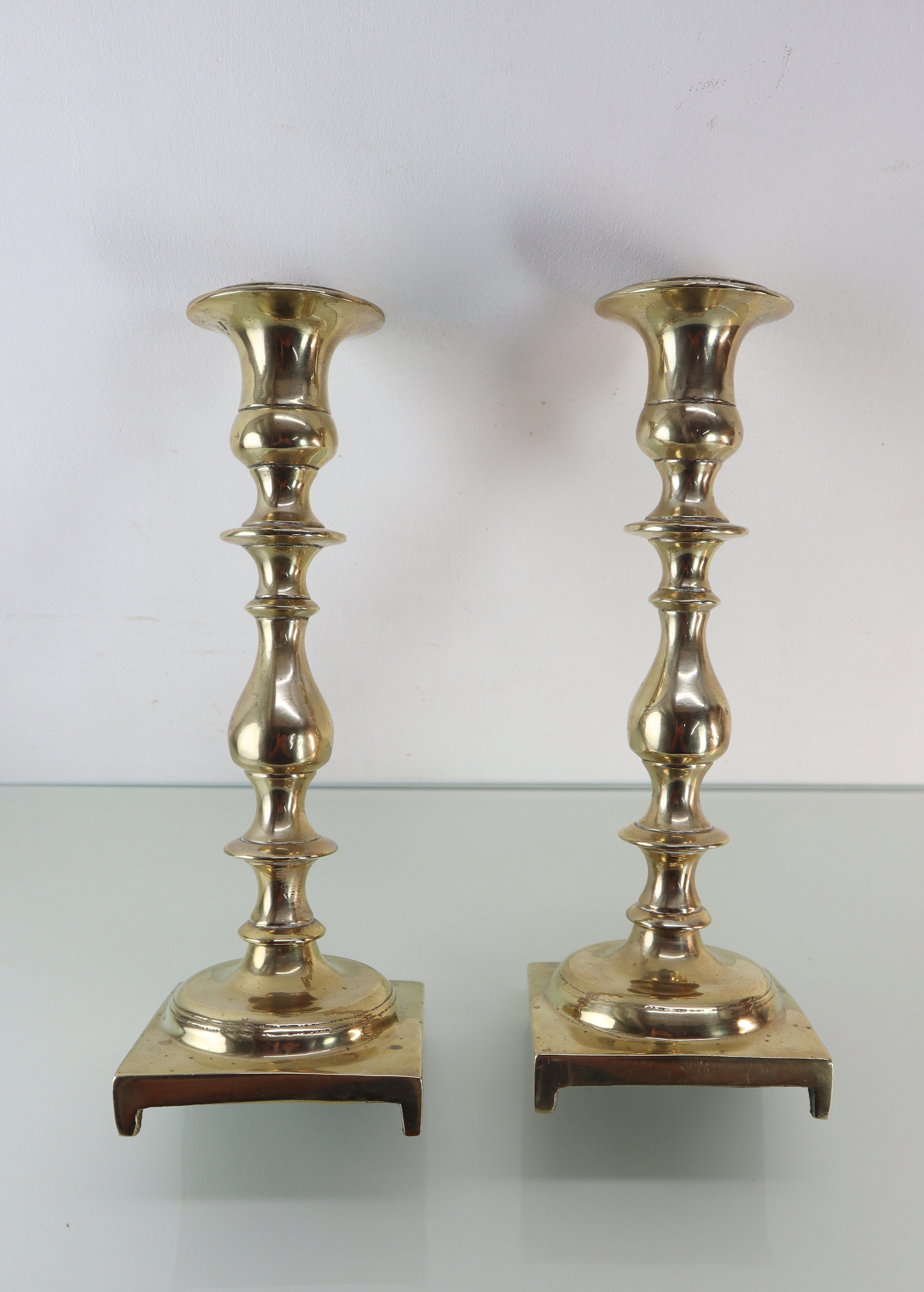 Set bronzen kandelaars, 18e eeuw