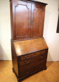 Antieke secretaire met boekenopstand, 18e eeuw.