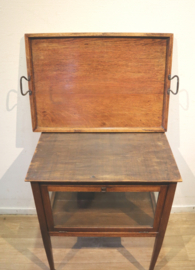 Antiek theekastje met dienblad