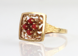 18 karaat gouden ring met bloedkoraal