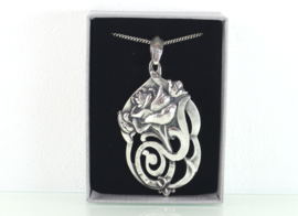 Grote zilveren Jugendstil hanger roos aan collier