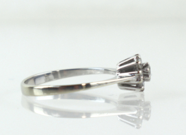 Witgouden ring, rozetring, met briljanten in de vorm van een bloem