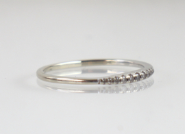 Smalle witgouden rijring aanschuifring met diamantjes