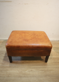 Schapenlederen clubfauteuil met hocker
