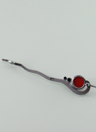 Gehamerde zilveren broche bloedkoraal Art Deco ca. 1930