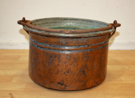 Antieke koperen ketel / houtbak
