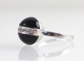 Witgouden ring met onyx en diamant