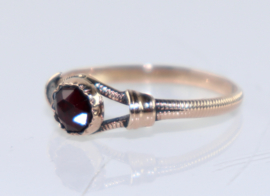 Antieke Nederlandse gouden ring met facetgeslepen granaat, 19e eeuw