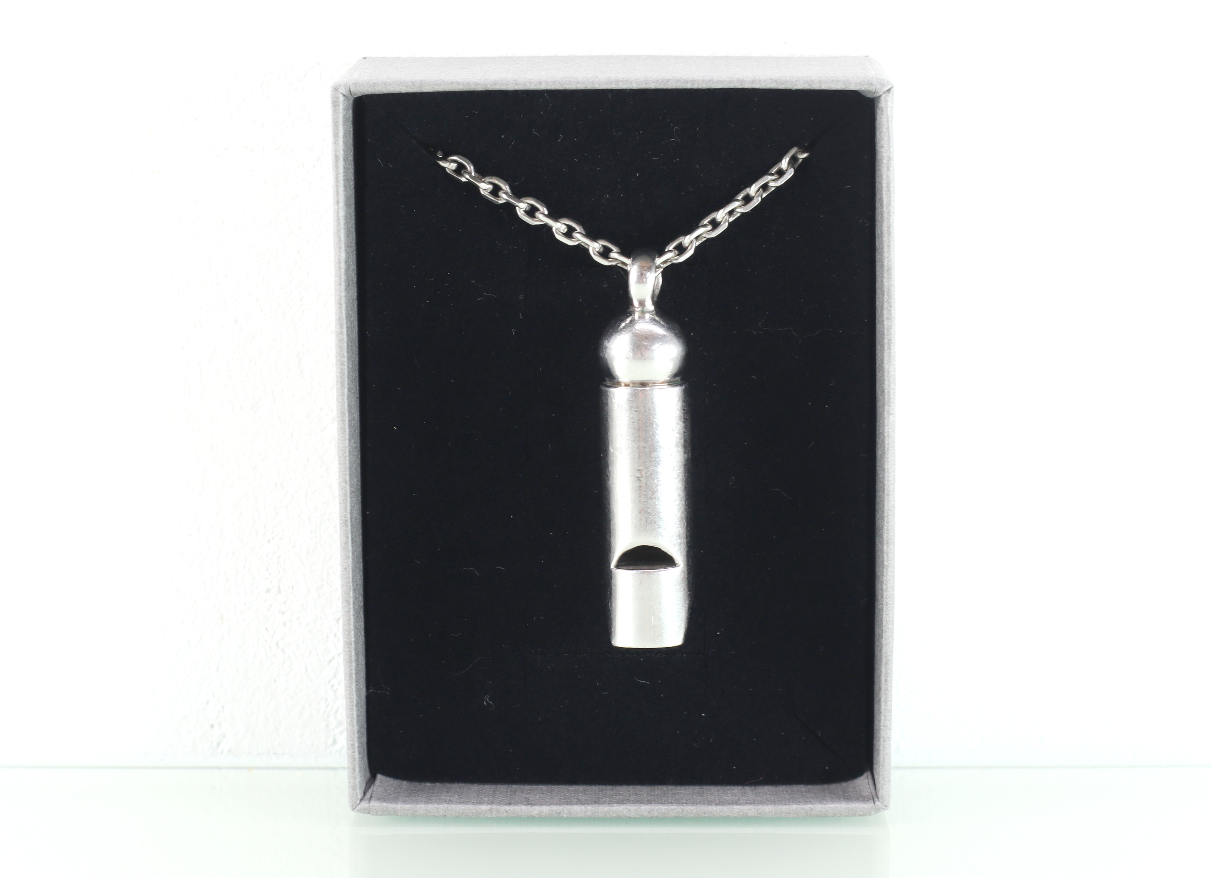 Zilveren echt werkend fluitje aan collier