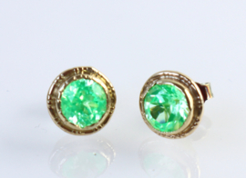 Bijzondere vintage gouden oorknoppen met annagroen glas