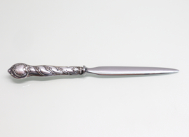 Antieke briefopener met zilveren handvat
