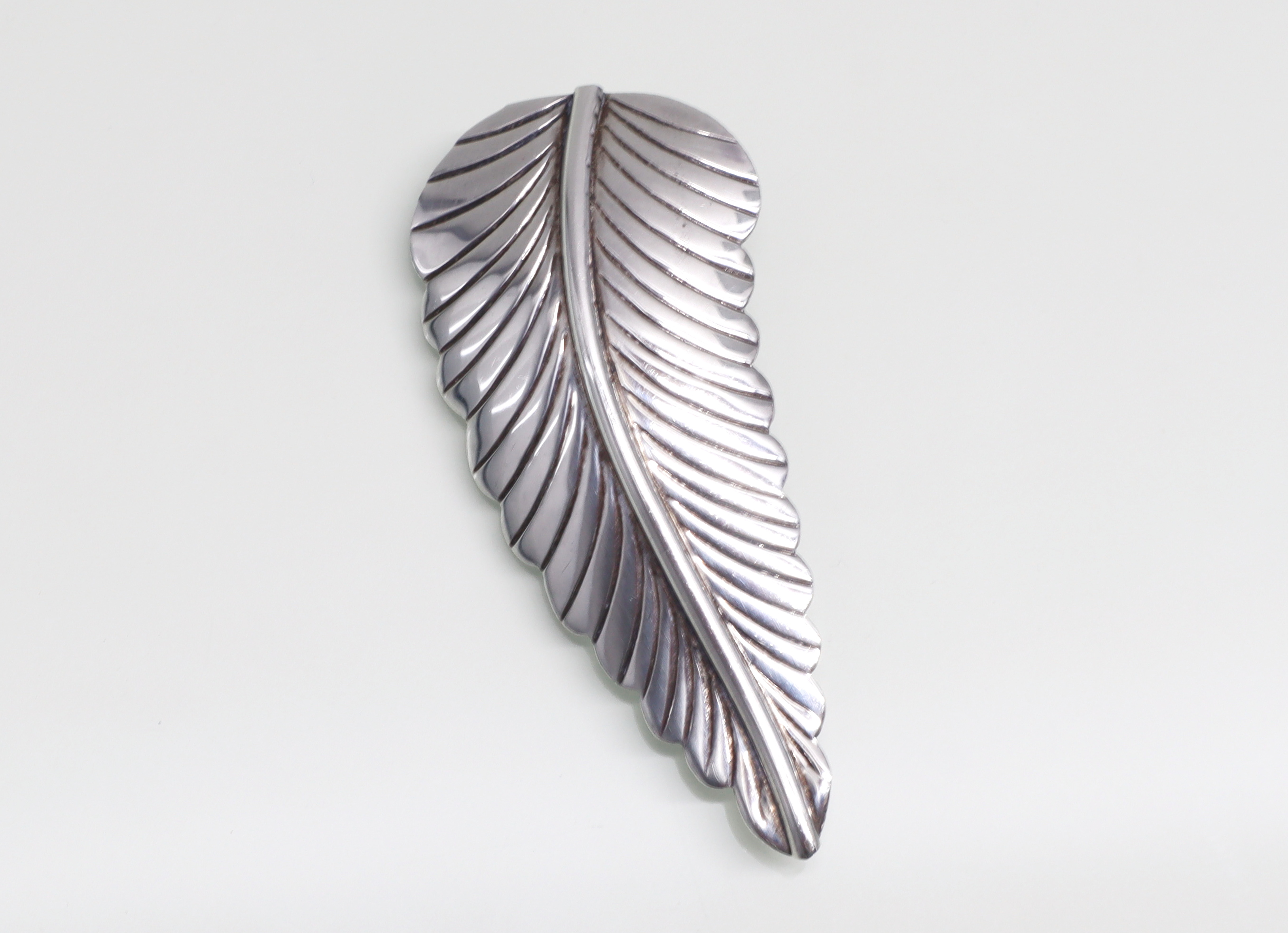 Zilveren hanger broche veer
