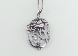 Grote zilveren Jugendstil hanger roos aan collier