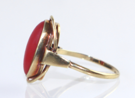 Vintage gouden ring met bloedkoraal