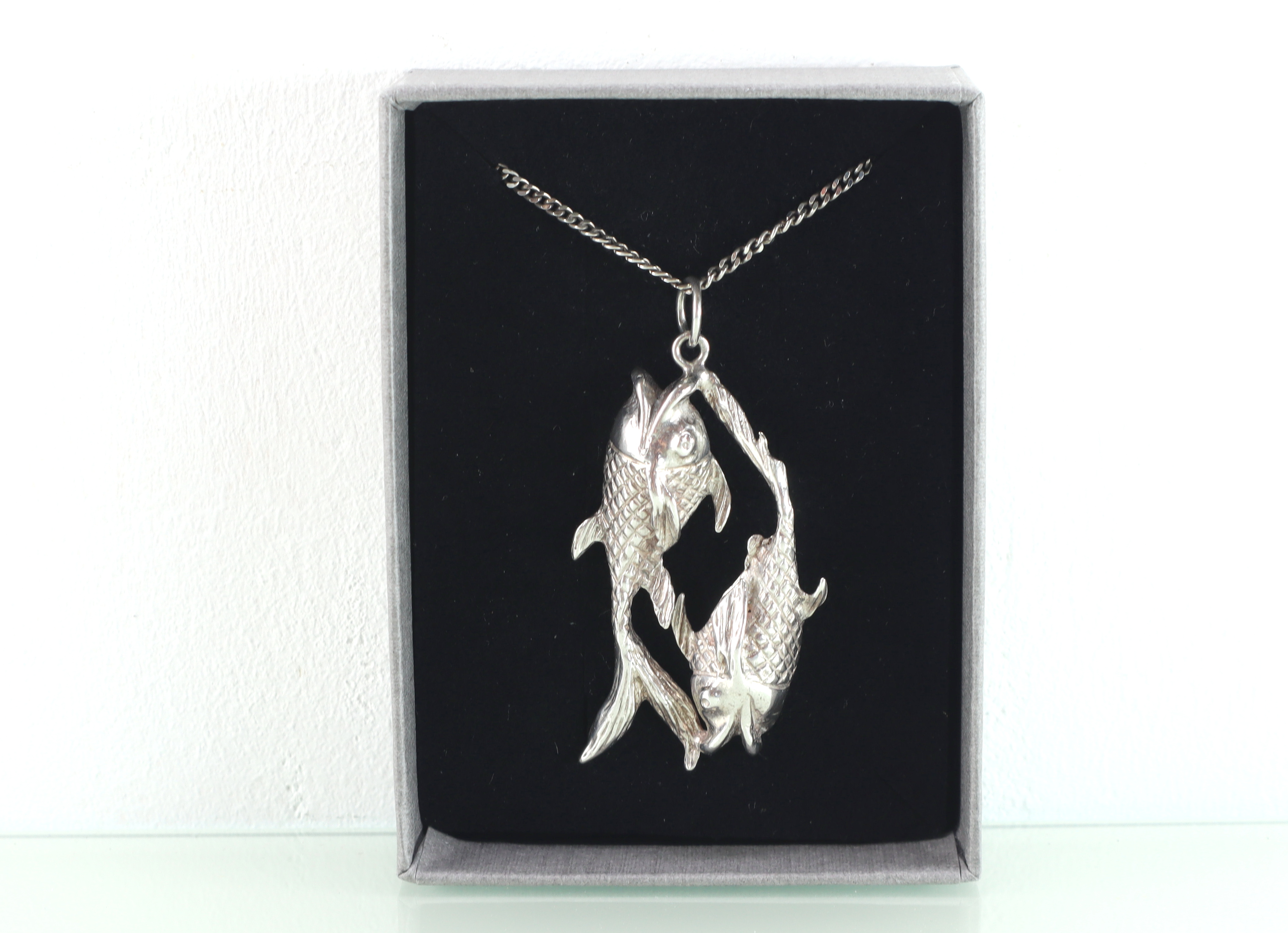Grote vintage hanger vissen aan collier